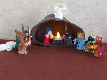 kerststal van wolvilt incl kersfiguurtjes beschikbaar voor biedingen