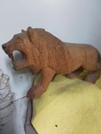 7934) beeld   mooie grote houten leeuw  42x24cm, Antiek en Kunst, Kunst | Beelden en Houtsnijwerken, Ophalen of Verzenden