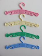 Set van 4 vintage poppen kledinghangers met biggetjes reliëf, Ophalen of Verzenden, Zo goed als nieuw, Accessoires