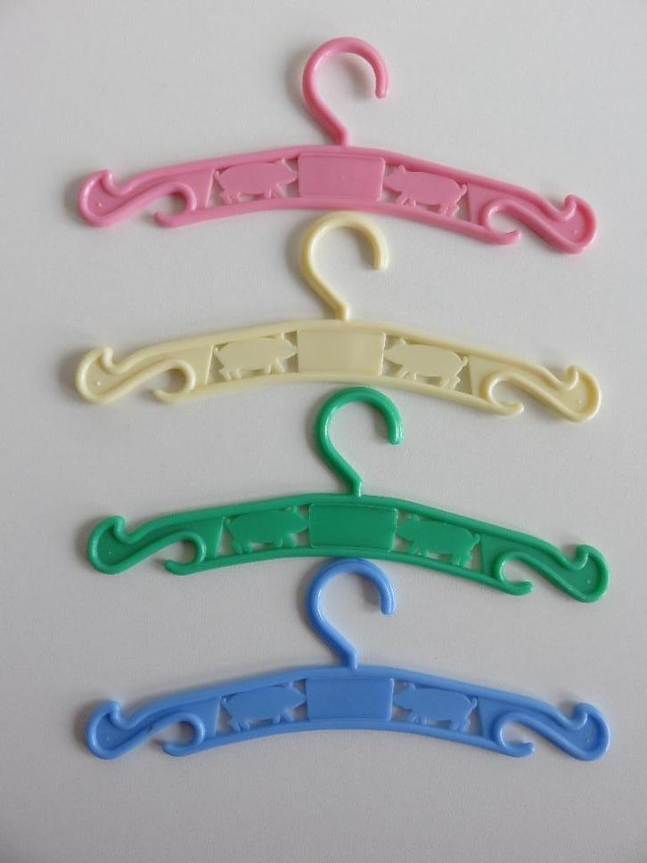 Set van 4 vintage poppen kledinghangers met biggetjes reliëf, Verzamelen, Poppen, Zo goed als nieuw, Accessoires, Ophalen of Verzenden