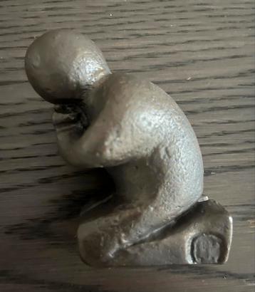 Beeldje van biddende figuur beschikbaar voor biedingen