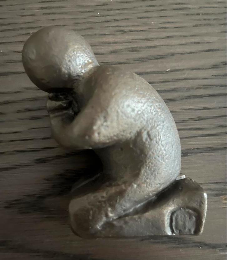 Beeldje van biddende figuur, Antiek en Kunst, Kunst | Beelden en Houtsnijwerken, Ophalen of Verzenden