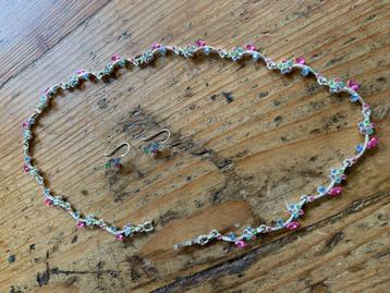 Leuke ketting fijne gekleurde bloemen strass met oorbellen beschikbaar voor biedingen