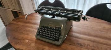 Antieke Adler typemachine met brede wagen beschikbaar voor biedingen
