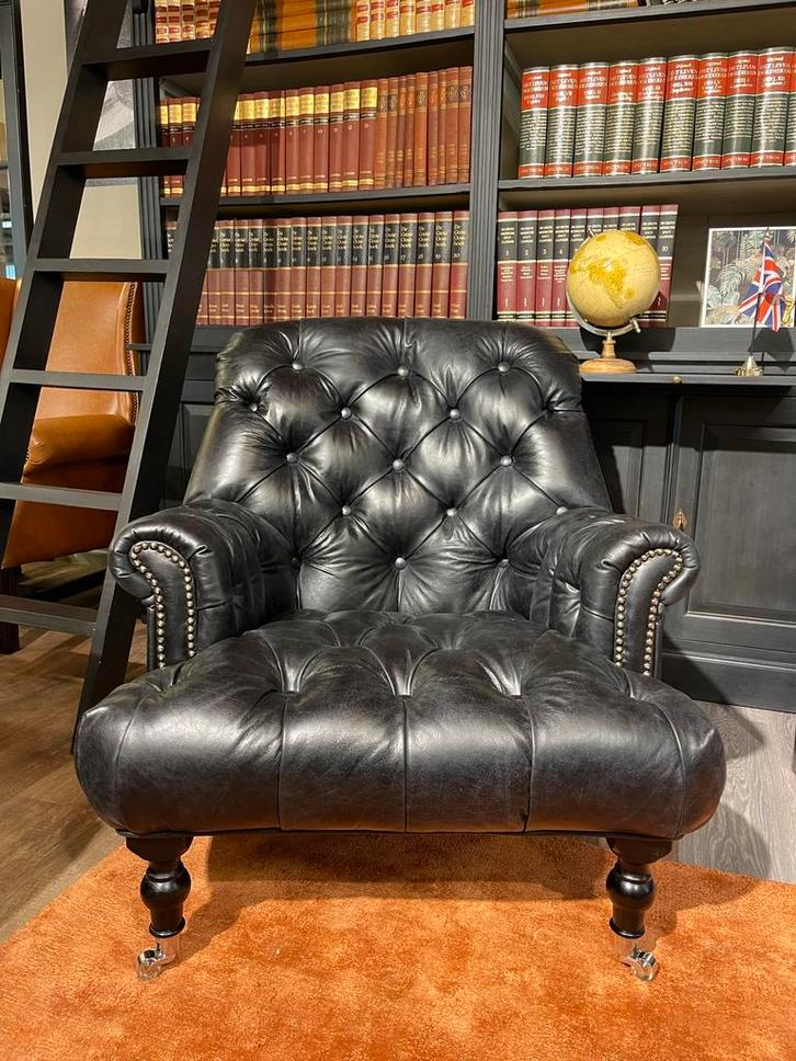 NIEUW: Scholar Lazzy chesterfield fauteuil Vintage Zwart, Huis en Inrichting, Fauteuils, Nieuw, Stof, 75 tot 100 cm, Ophalen of Verzenden
