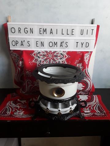 Voor 't orgn. emaille keukengerei uit OPA'S EN OMA'S TIJD  beschikbaar voor biedingen