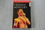 THE SHOW MUST GO ON = Het Leven van Freddie Mercury, Artiest, Zo goed als nieuw, Verzenden