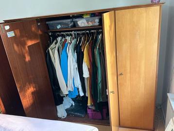 Vintage Kledingkast Jaren 50 beschikbaar voor biedingen