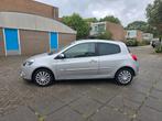 Renault Clio 1.2 16V 55KW 3-DRS E4 2011 Grijs, Auto's, Voorwielaandrijving, Zwart, 4 cilinders, Origineel Nederlands