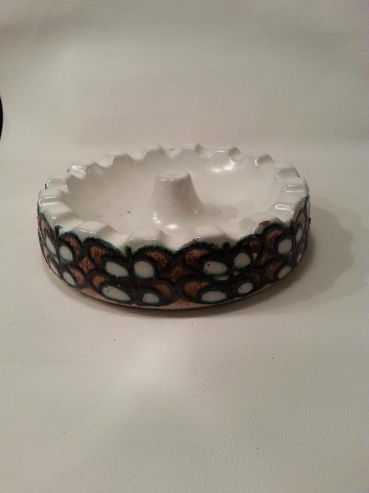 Asbak groot rond Strehla cafe asbak gemerkt jaren 70, Antiek en Kunst, Antiek | Keramiek en Aardewerk, Ophalen