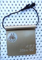 PLAK AANDENKEN 35 KM FIETSTOCHT 1990, A.T.J, KARNAVAL BUTTON, Verzenden, Overige materialen, Nederland