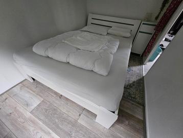 Tweepersoonsbed 140x200 cm met matras beschikbaar voor biedingen