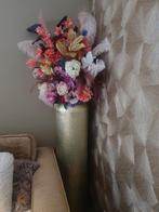 Hoge vaas met nepbloemen, Ophalen