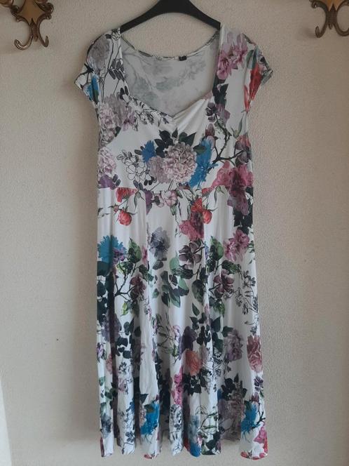 Witte jurk met grote bloemen motief erop. Maat L, Kleding | Dames, Jurken, Zo goed als nieuw, Maat 42/44 (L), Wit, Knielengte