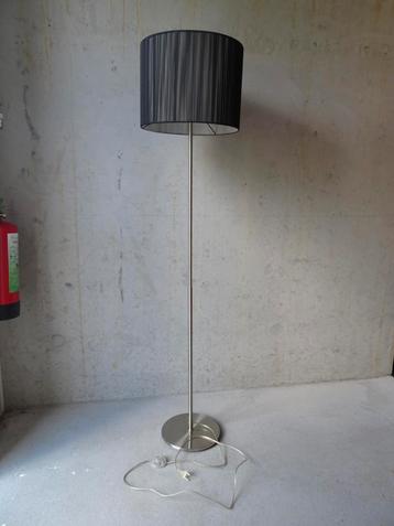 Sta lamp met zwarte kap beschikbaar voor biedingen
