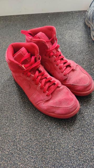 NIKE AIR JORDAN 1 RETRO HIGH RED SUEDE

 beschikbaar voor biedingen