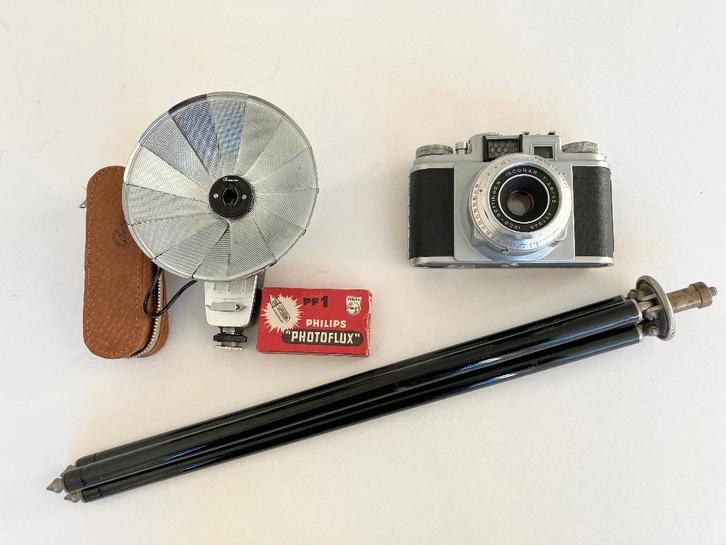 Zeldzame vintage camera,  oud statief, flitser en lampjes, Audio, Tv en Foto, Fotocamera's Analoog, Gebruikt, Compact, Overige Merken