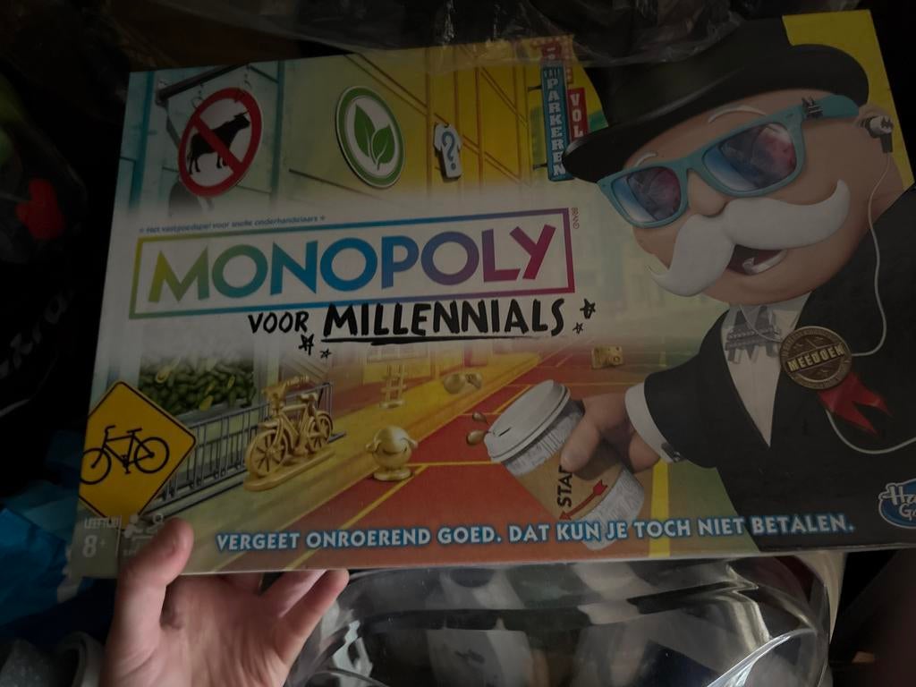 Monopoly voor Millennials - Bordspel, Een of twee spelers, Ophalen of Verzenden, Zo goed als nieuw, Reisspel
