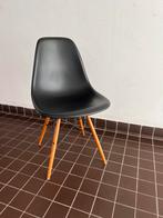 Eames Plastic Side Chair DSW (Dining Side Shell Wood), Huis en Inrichting, Stoelen, Ophalen, Zo goed als nieuw, Eén