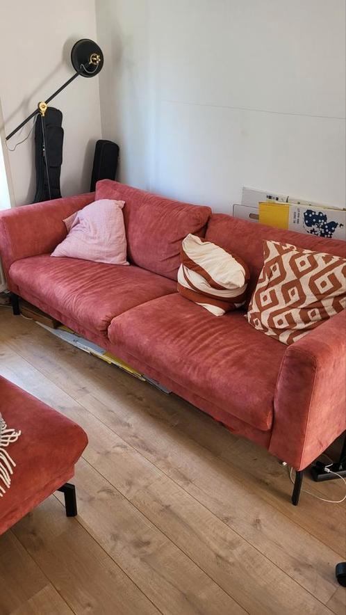 Stoffen 2,5 zits coral designbank inclusief hocker, Huis en Inrichting, Banken | Sofa's en Chaises Longues, Zo goed als nieuw