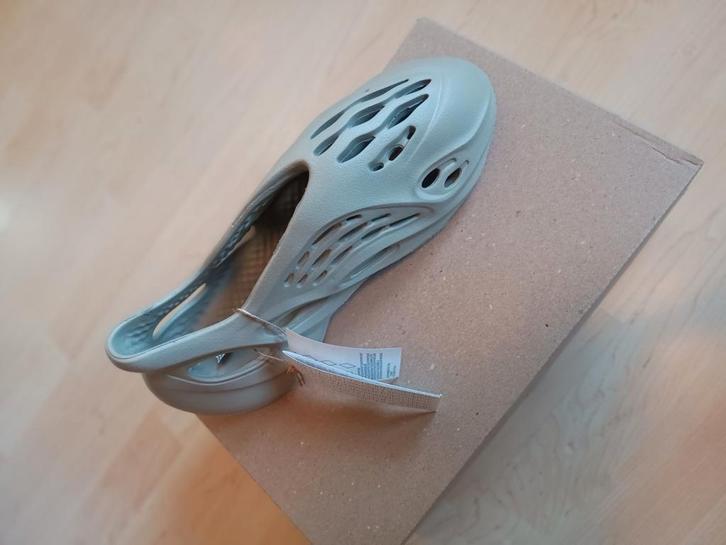adidas Yeezy Foam Runner “Stone Sage” – maat 44,5, Kleding | Heren, Schoenen, Nieuw, Overige kleuren, Ophalen of Verzenden