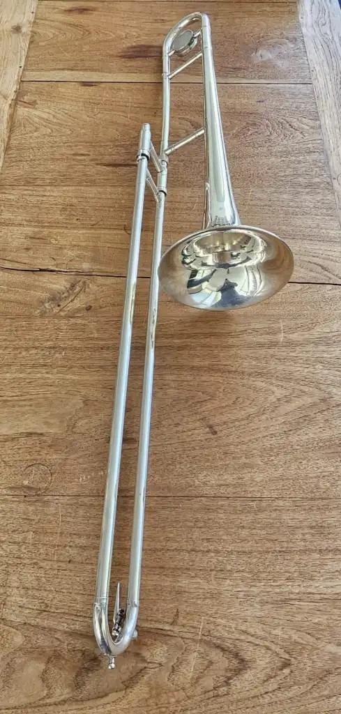 King 605 Bb Tenor Trombone silver plated, Muziek en Instrumenten, Blaasinstrumenten | Trombones, Zo goed als nieuw, Tenor, Met koffer
