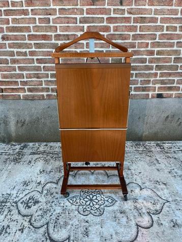 Vintage Italiaanse houten dressboy beschikbaar voor biedingen