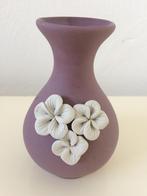 Vaas paars met witte bloem 12 cm hoog Fair Trade - vaasje, Huis en Inrichting, Woonaccessoires | Vazen, Overige kleuren, Aardewerk of Porselein