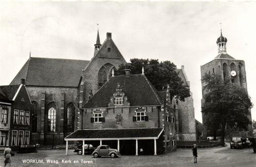 Workum, Waag, Kerk en Toren - volk auto - 1966 gelopen, Verzamelen, Ansichtkaarten | Nederland, Gelopen, 1960 tot 1980, Ophalen of Verzenden