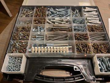Schroeven, bouten en bevestigingsmaterialen in box beschikbaar voor biedingen