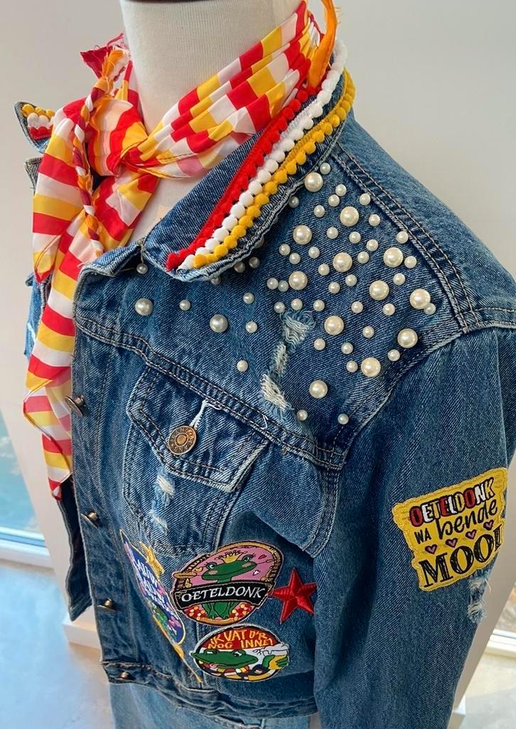 Oeteldonk Spijkerjas - Uniek!, Kleding | Dames, Carnavalskleding en Feestkleding, Zo goed als nieuw, Carnaval, Maat 38/40 (M)