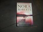 o11) boek DE ZOEKTOCHT van Nora Roberts, Gelezen, Ophalen of Verzenden
