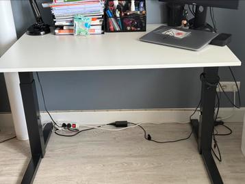 Nette staat verstelbare bureau beschikbaar voor biedingen