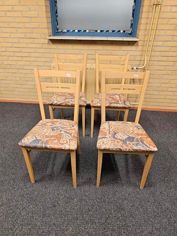 4 houten eetkamerstoelen beschikbaar voor biedingen