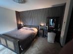 Koloniaal bed met 2x verstelbare lattenbodem & kastjes, Huis en Inrichting, Slaapkamer | Bedden, Ophalen, Verstelbaar, Bruin, Tweepersoons