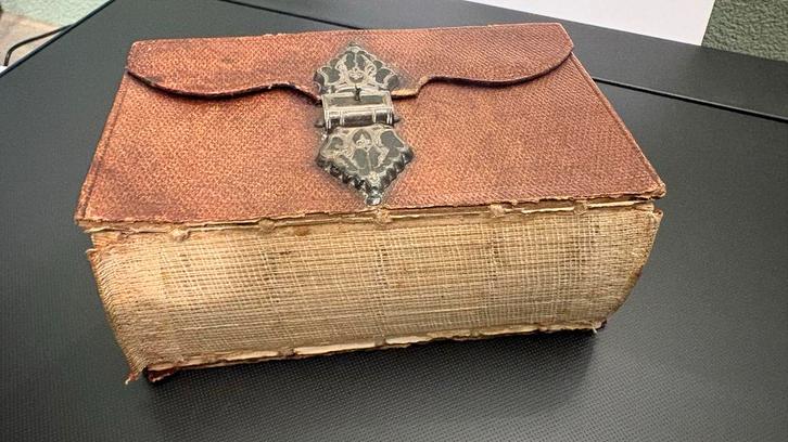 Antieke Bijbel uit 1884 - Zeldzaam Exemplaar, Antiek en Kunst, Antiek | Boeken en Bijbels, Ophalen