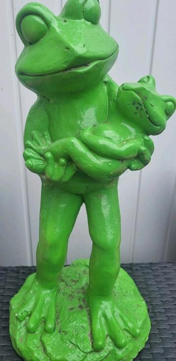 Kikker met kleine baby kikker beschikbaar voor biedingen