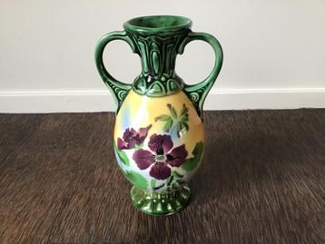 Oude vaas met bloemdecor en genummerd beschikbaar voor biedingen