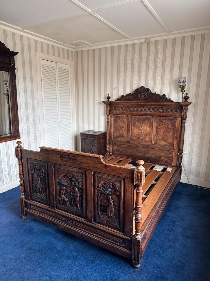 Bretons Antiek Bed met Prachtig Houtsnijwerk, Antiek en Kunst, Antiek | Meubels | Bedden, Ophalen of Verzenden