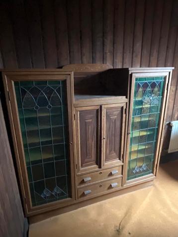 Houten kast met glas in lood deuren beschikbaar voor biedingen