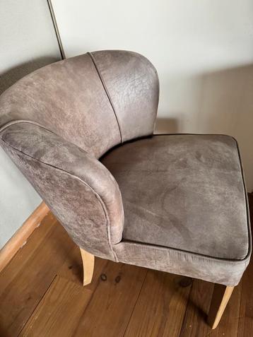 1x Bruin leer stoel  met  houten poten Rivièra Maison beschikbaar voor biedingen