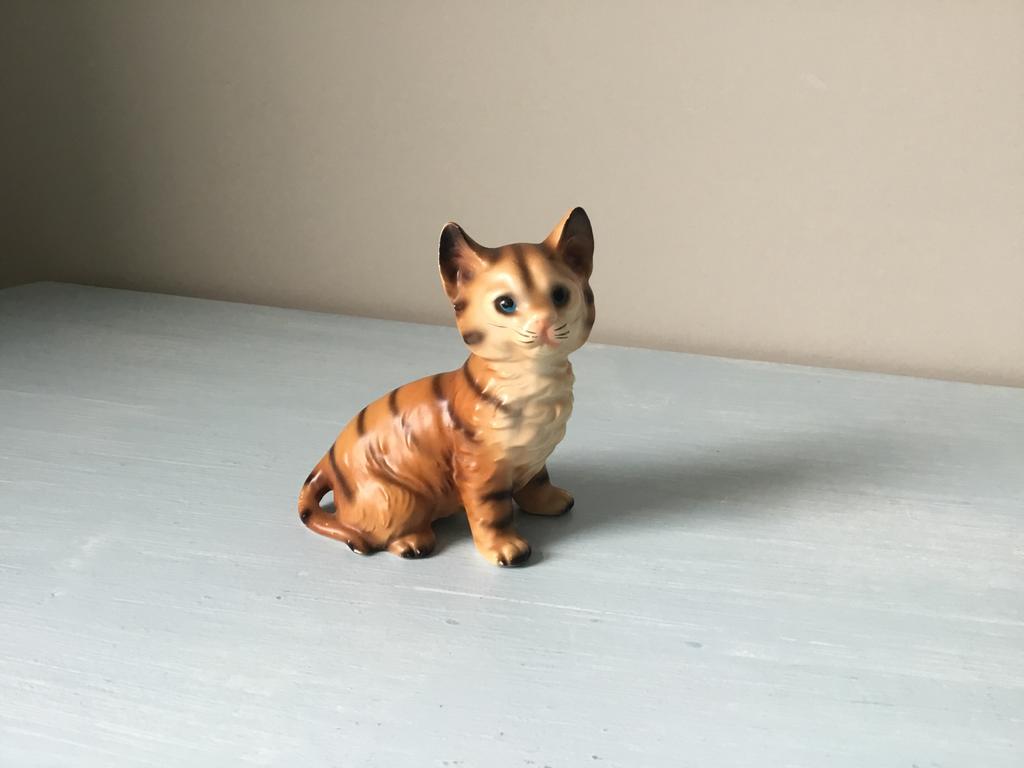 Lief klein porseleinen poesje - 10 cm hoog, Ophalen of Verzenden, Zo goed als nieuw, Dier