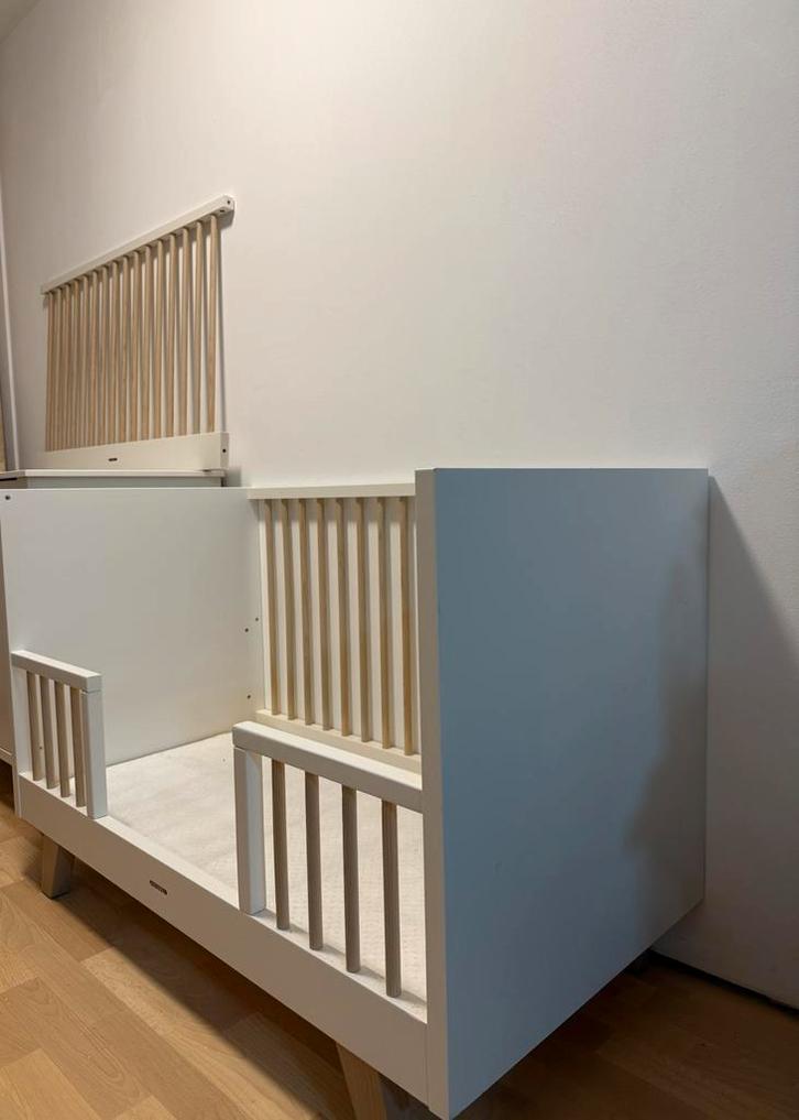 Babybed met kastje - Ideaal voor de kinderkamer!, Kinderen en Baby's, Kinderkamer | Bedden, Zo goed als nieuw, Minder dan 140 cm