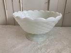 Brocante witte opaline schaal - fruitschaal op voet, Ophalen of Verzenden