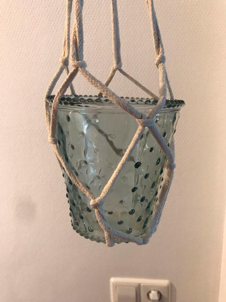 Glas bloempot turkoois aqua met macramé hanger zgan, Tuin en Terras, Bloempotten, Zo goed als nieuw, Aardewerk, Binnen, Minder dan 25 cm