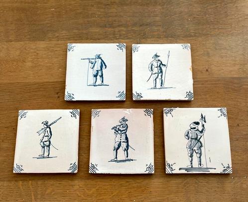 Antieke tegels “Beroepen” Delfts Blauw | Jager, Muzikant, Antiek en Kunst, Antiek | Wandborden en Tegels, Ophalen of Verzenden