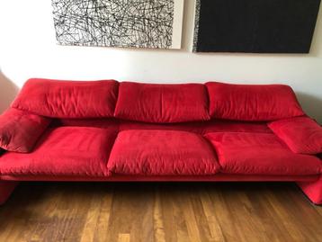 Cassina 3 p bank / sofa Maralunga in rood alcantara beschikbaar voor biedingen