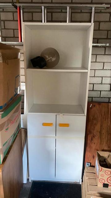 Gratis kast, ongeveer 1,70m hoog. Ophalen in Ulvenhout. 