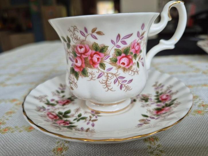 Royal Albert Lavender Rose Kop en Schotel - Klein, Antiek en Kunst, Antiek | Porselein, Ophalen of Verzenden