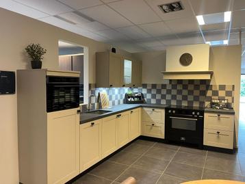 Showroom Keuken Keller Massief Hout Sesam Kleur beschikbaar voor biedingen